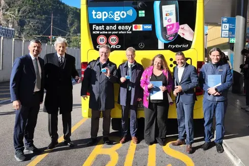 L'assessore provinciale Daniel Alfreider (nella foto da sinistra), Gerhard Brandstätter (presidente della Cassa di Risparmio di Bolzano), Alberto Naef (direttore generale della banca popolare), Herbert Von Leon (presidente dell'Associazione Raiffeisen dell'Alto Adige), Astrid Kofler (presidente della SASA), Joachim Dejaco (direttore generale della STA) e Ruggero Rossi De Mio (direttore generale della SASA) alla presentazione dell'iniziativa 'tap&go'. (Foto: USP/Bruno Benedetto)