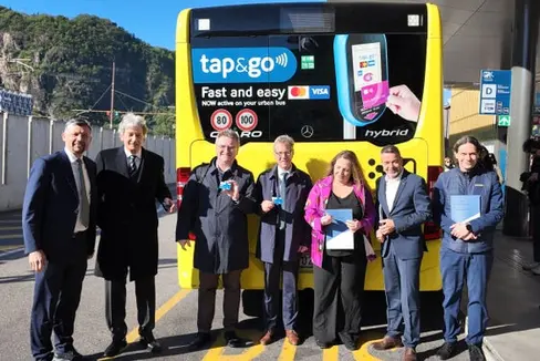 Landesrat Daniel Alfreider (im Bild von links), Gerhard Brandstätter (Präsident der Südtiroler Sparkasse), Alberto Naef (Generaldirektor der Volksbank), Herbert Von Leon (Obmann des Raiffeisenverbands Südtirol), Astrid Kofler (Präsidentin der SASA), Joachim Dejaco (Generaldirektor der STA) und Ruggero Rossi De Mio (Generaldirektor der SASA) bei der Vorstellung der Initiative tap&go. (Foto: LPA/Bruno Benedetto)