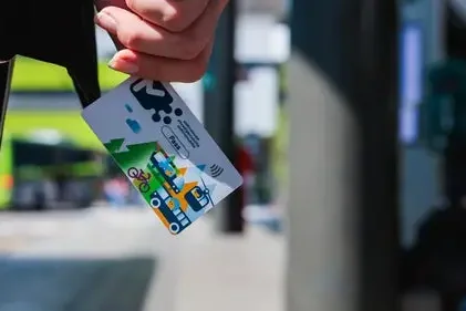 Le spese sostenute nel 2025 per gli abbonamenti al trasporto pubblico locale possono essere detratte dall’imposta sul reddito (IRPEF). Per usufruire della detrazione, il pagamento delle spese relative al trasporto pubblico deve essere stato effettuato con metodi tracciabili. (Foto: USP/STA/Ivan Brentegani)