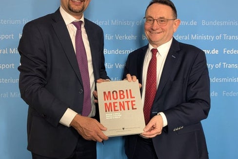 Mobilitätslandesrat Daniel Alfreider (links) gemeinsam mit dem Staatssekretär des Verkehrsministeriums Berlin Ulrich Lange. (Foto: LPA/Ingo Dejaco)