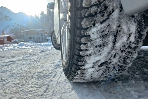 Nei mesi estivi è altamente consigliato utilizzare le gomme estive, ma non obbligatorio, nel caso in cui i pneumatici invernali rispettino il codice di velocità indicato sul libretto di circolazione. (Foto: ASP/Markus Kolhaupt)