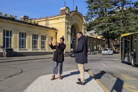La sindaca di Merano Katharina Zeller (a sinistra nella foto) e l'assessore provinciale alla Mobilità Daniel Alfreider durante un sopralluogo alla stazione di Merano, nei pressi della quale sorgerà il Centro mobilità. (Foto: USP/Dipartimento Infrastrutture e Mobilità)
