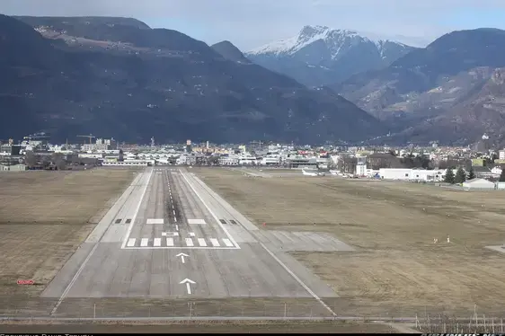 Landebahn mit altem Terminal (rechts oben, Foto ABD)