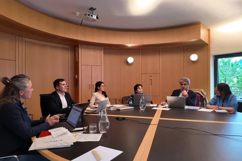 Nel corso del mese di maggio, Provincia autonoma di Bolzano, Baviera e Provincia autonoma di Trento hanno dato il via a uno studio di fattibilità congiunto sull’introduzione di un pedaggio variabile per il trasporto merci sull’asse del Brennero. Al tavolo di lavoro, da sinistra a destra: Monika Steinmetz (StMB), Michael Andergassen (Provincia autonoma di Bolzano), Silvia Obwexer (segretaria particolare del presidente della Provincia), Paola Lecce (Provincia autonoma di Trento), Enrico Pastore (TRT – Trasporto e territorio) e Loredana Zani (TRT). (Foto: USP/Dipartimento Infrastrutture e Mobilità)