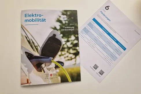 Jede Menge Wissenswertes und viele praktische Tipps zum Umstieg auf Elektromobilität liefert eine neue Broschüre der Landesabteilung Mobilität, die über Händler, Werkstätten, Autoagenturen und Fahrschulen verteilt wird. (Foto: LPA/Angelika Schrott)