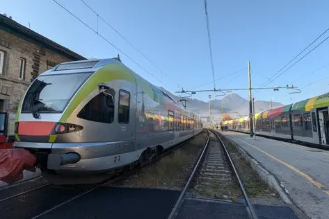 Damit möglichst viele Menschen Zugang zur Bahn haben, arbeitet das Land weiter an der Barrierefreiheit an dan Bahnhöfen: In Innichen wird während der Bahnsperre im Frühling der Bahnsteig 2 angehoben. Dadurch ist künftig ein komfortableres und stufenloses Ein- und Aussteigen möglich. Die Arbeiten werden mit Geldern zur Vorbereitung der Olympischen Spiele finanziert. (Foto: LPA/Ingo Dejaco)