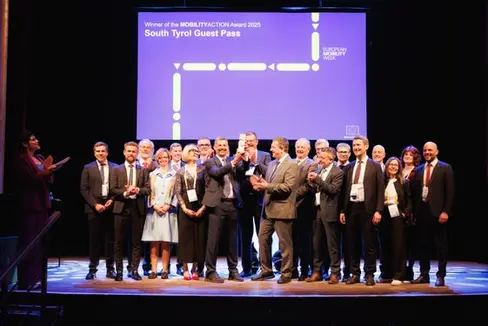 L’Alto Adige Guest Pass è stato premiato come migliore progetto europeo di mobilità nell’ambito dei Mobility Action Awards 2025 della Commissione europea. Sul palco la delegazione altoatesina, tra cui, in rappresentanza della Provincia autonoma di Bolzano, il vicepresidente e assessore provinciale alla Mobilità Daniel Alfreider. (Foto: USP/Ivan Brentegani)