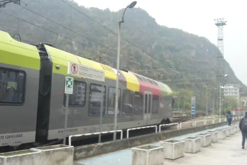 Meraner Zug im Bahnhof Bozen mit Blick auf Virgl , November 2016 (Foto Martin Senoner)