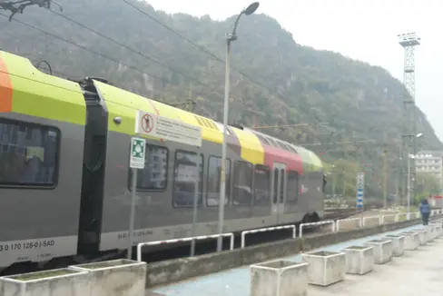 Meraner Zug im Bahnhof Bozen mit Blick auf Virgl , November 2016 (Foto Martin Senoner)