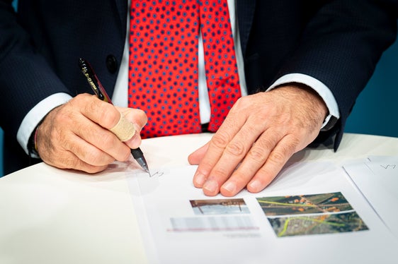 RFI-Ceo Gianpiero Strisciuglio unterzeichnet die Vereinbarung zur Beseitigung der Bahnübergänge in Südtirol. (Foto: LPA/Fabio Brucculeri)