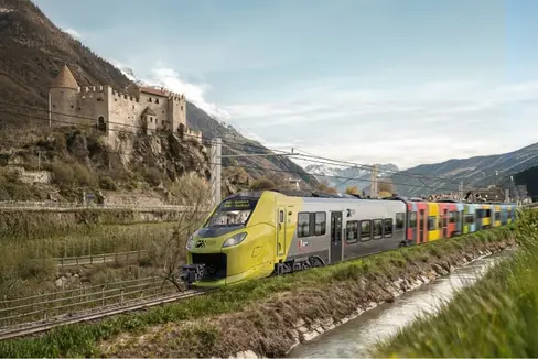 2025 werden auf der Linie der Vinschger Bahn die neue Oberleitung und das europäische Zugleitsystem ETCS – European Train Control System auf den bestehenden und neuen Zügen (im Bild) installiert, ausführlich getestet und zugelassen. (Rendering: STA/Alstom)