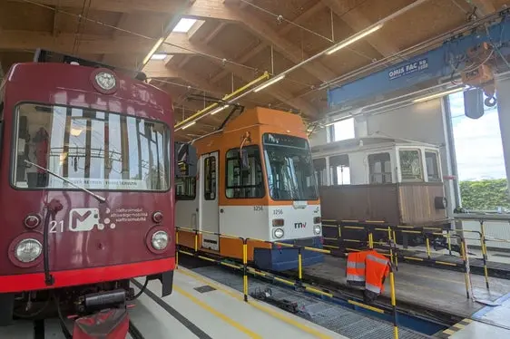 Drei Fahrzeuggenerationen im Vergleich: das neue Fahrzeug, die in Betreib befindliche Bahn mit 50 Jahren Betriebserfahrung und ein historisches Fahrzeug aus den frühen 1900er Jahren. (Foto: LPAP/STA/Ivan Brentegani)