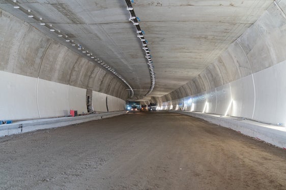 Alla fine dell'estate saranno completati i lavori di ampliamento del tunnel, in modo da poter installare anche nei tratti restanti gli impianti tecnici. (Foto: USP/Carron Bau)