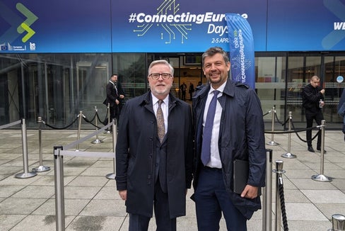 L'assessore provinciale alla Mobilità, Daniel Alfreider (a destra) a Bruxelles nell'aprile del 2024 all'apertura dei Connecting Europe Days. Al suo fianco Pat Cox, già presidente del Parlamento europeo. (Foto: USP/Ingo Dejaco)