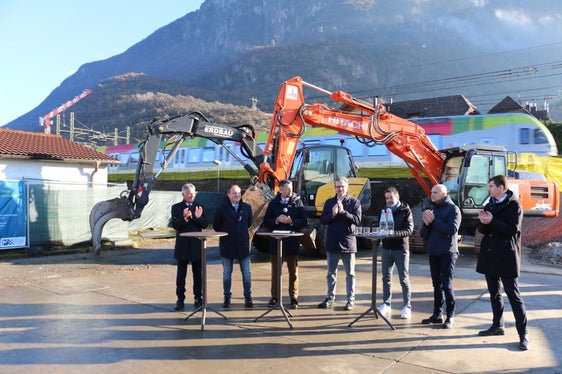Gruppenfoto auf der Baustelle für die neue Zughaltestelle St. Jakob: Verantwortliche der Politik, Ordnungskräfte und des Mobilitätsbereichs verweisen auf das zusätzliche Angebot, das für Pendlerinnen und Pendler entsteht. (Foto: LPA/Patrick Thaler)