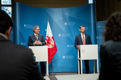 Landeshauptmann Arno Kompatscher (im Bild von links) und der Landesrat für Infrastrukturen und Mobilität, Daniel Alfreider, erläuterten am 6. März im Rahmen einer Pressekonferenz die Erneuerung des Rahmenabkommens mit RFI. (Foto: LPA/Fabio Brucculeri)