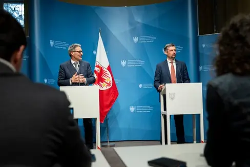 Landeshauptmann Arno Kompatscher (im Bild von links) und der Landesrat für Infrastrukturen und Mobilität, Daniel Alfreider, erläuterten am 6. März im Rahmen einer Pressekonferenz die Erneuerung des Rahmenabkommens mit RFI. (Foto: LPA/Fabio Brucculeri)