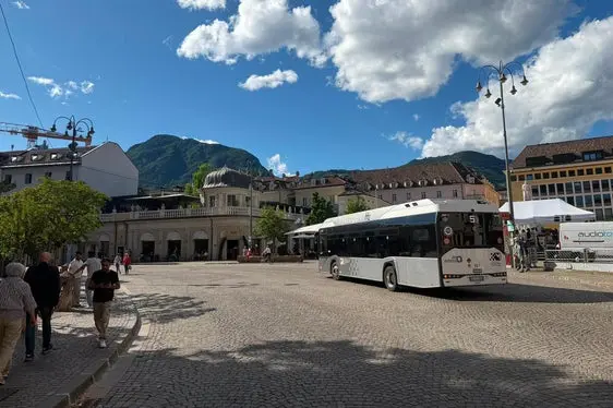 La nuova fermata permette anche di ridurre il numero di linee che si fermano presso alcune banchine in via Alto Adige, dove oggi si registrano maggiori interferenze tra autobus e passeggeri, in particolare nelle fasi di salita e discesa. Nella foto, uno degli autobus urbani in arrivo da via Alto Adige che dal 21 giugno fermerà in piazza Walther. (Foto: USP/Bruno Benedetto)