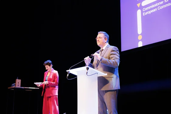 EU-Kommissar für nachhaltigen Verkehr und Tourismus Apostolos Tzitzikōstas verkündet die Wahl der Jury für den Europäischen Mobilitätspreis 2025: den Südtirol Guest Pass. (Foto: LPA/Ivan Brentegani)