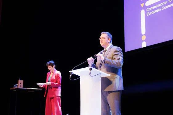 Il commissario europeo per i trasporti sostenibili e il turismo Apostolos Tzitzikōstas ha annunciato la scelta della giuria per il premio europeo Mobility Action Awards 2025: il Guest Pass Alto Adige. (Foto: USP/Ivan Brentegani)