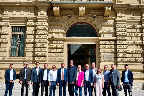 Treffen zu Infrastrukturthemen mit Vertretern des Bayerischen Bauindustrieverbandes im Landhaus 1 in Bozen. Von links: Michael Andergassen, Sonderbeauftragter für Landesmobilitätsplanung und Verkehrssteuerung im Ressort Infrastrukturen und Mobilität; Robert Huber, Syndikusrechtsanwalt des Bayerischen Bauindustrieverbandes (BBIV); Philipp Sicher, Direktor der Abteilung Straßendienst; Martin Vallazza, Direktor des Ressorts Infrastruktur und Mobilität; Christian Goller, Gesellschafter der Goller-Bögl GmbH; Landesrat für Infrastruktur und Mobilität Daniel Alfreider; Johann Bögl, Präsident des BBIV sowie Gesellschafter und Vorsitzender des Aufsichtsrates der Max Bögl Gruppe; Marianne Bögl; Michael Goller, Geschäftsführer und Gesellschafter der Goller-Bögl GmbH; Matthias Kraus, Geschäftsführer und Gesellschafter der Rotec GmbH; Simone Kraus; Werner Schmölzl, Gesellschafter der Gebr. Schmölzl GmbH & Co. KG; Thomas Schmid, Hauptgeschäftsführer des BBIV; Johannes Specht, Geschäftsführer und Gesellschafter der Josef Hubert Bauunternehmen GmbH & Co. KG. (Foto: LPA/Ressort Infrastrukturen und Mobilität)