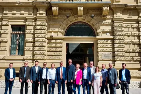 Treffen zu Infrastrukturthemen mit Vertretern des Bayerischen Bauindustrieverbandes im Landhaus 1 in Bozen. Von links: Michael Andergassen, Sonderbeauftragter für Landesmobilitätsplanung und Verkehrssteuerung im Ressort Infrastrukturen und Mobilität; Robert Huber, Syndikusrechtsanwalt des Bayerischen Bauindustrieverbandes (BBIV); Philipp Sicher, Direktor der Abteilung Straßendienst; Martin Vallazza, Direktor des Ressorts Infrastruktur und Mobilität; Christian Goller, Gesellschafter der Goller-Bögl GmbH; Landesrat für Infrastruktur und Mobilität Daniel Alfreider; Johann Bögl, Präsident des BBIV sowie Gesellschafter und Vorsitzender des Aufsichtsrates der Max Bögl Gruppe; Marianne Bögl; Michael Goller, Geschäftsführer und Gesellschafter der Goller-Bögl GmbH; Matthias Kraus, Geschäftsführer und Gesellschafter der Rotec GmbH; Simone Kraus; Werner Schmölzl, Gesellschafter der Gebr. Schmölzl GmbH & Co. KG; Thomas Schmid, Hauptgeschäftsführer des BBIV; Johannes Specht, Geschäftsführer und Gesellschafter der Josef Hubert Bauunternehmen GmbH & Co. KG. (Foto: LPA/Ressort Infrastrukturen und Mobilität)
