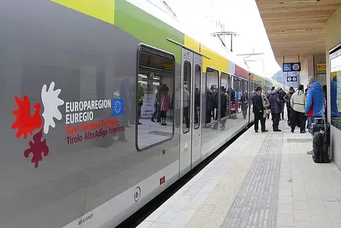 Alle Familien, die neu um den Familientarif im öffentlichen Nahverkehr ansuchen, erhalten die Mobilitätskarte FlexFamily. Separat dazu kann um die Familienvorteilskarte EuregioFamilyPass Südtirol angesucht werden, mit der es Vergünstigungen und Preisnachlässe bei über 1.000 Vorteilsgebern in der gesamten Europaregion gibt. (Foto: LPA/Euregio)