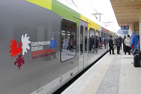 Alle Familien, die neu um den Familientarif im öffentlichen Nahverkehr ansuchen, erhalten die Mobilitätskarte FlexFamily. Separat dazu kann um die Familienvorteilskarte EuregioFamilyPass Südtirol angesucht werden, mit der es Vergünstigungen und Preisnachlässe bei über 1.000 Vorteilsgebern in der gesamten Europaregion gibt. (Foto: LPA/Euregio)