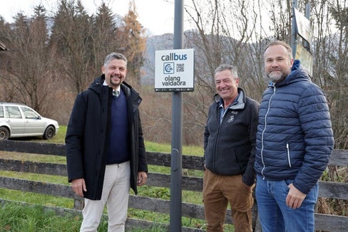 Mobilitäts-Landesrat Daniel Alfreider (im Bild von links), Referent Philipp Anton Felder und Bürgermeister Lukas Schnarf vor der On-Demand-Bushaltestelle. (Foto: Ressort für Infrastrukturen und Mobilität)