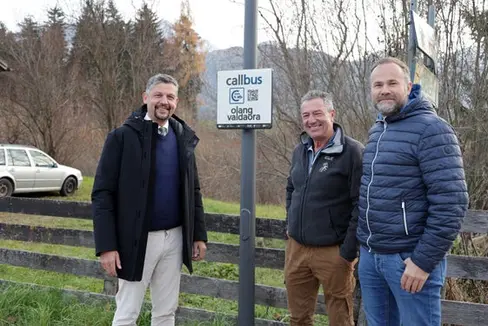 Mobilitäts-Landesrat Daniel Alfreider (im Bild von links), Referent Philipp Anton Felder und Bürgermeister Lukas Schnarf vor der On-Demand-Bushaltestelle. (Foto: Ressort für Infrastrukturen und Mobilität)