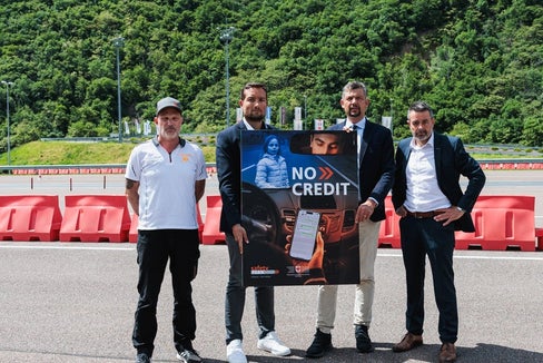 Ablenkungen im Straßenverkehr im Fokus: Safety-Park-Instructor Georg Huber, Safety-Park-Chef Lukas Nothdurfter, Mobilitätslandesrat Daniel Alfreider und STA-Direktor Joachim Dejaco mit dem Plakat zur heurigen Ausgabe der Kampagne No Credit für sicheres Fahren. (Foto: LPA/Ivan Brentegani)