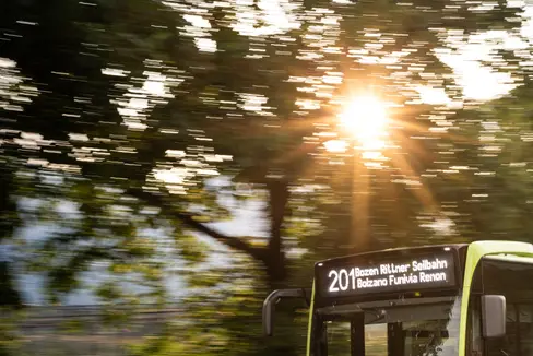 Sicherheit im öffentlichen Verkehr ist dem Ressort für Infrastrukturen und Mobilität wichtig. Nun kommt auf der SASA-Linie 201 externes Sicherheitspersonal zum Einsatz, um Schülerinnen und Schülern einen reibungslosen Schulweg zu garantieren. (Foto: LPA/Ressort für Infrastrukturen und Mobilität)