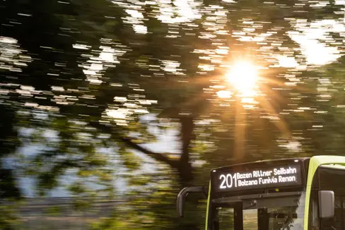 Sicherheit im öffentlichen Verkehr ist dem Ressort für Infrastrukturen und Mobilität wichtig. Nun kommt auf der SASA-Linie 201 externes Sicherheitspersonal zum Einsatz, um Schülerinnen und Schülern einen reibungslosen Schulweg zu garantieren. (Foto: LPA/Ressort für Infrastrukturen und Mobilität)