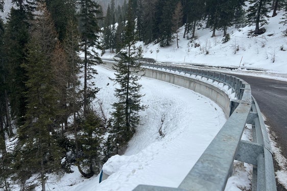 Die Straße auf den Valparola-Pass wird stabilisiert, um Schutz vor Erdrutschen und Lawinen zu gewährleisten. (Foto: LPA/Landesabteilung Tiefbau)