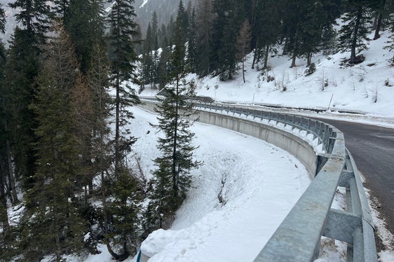 Die Straße auf den Valparola-Pass wird stabilisiert, um Schutz vor Erdrutschen und Lawinen zu gewährleisten. (Foto: LPA/Landesabteilung Tiefbau)