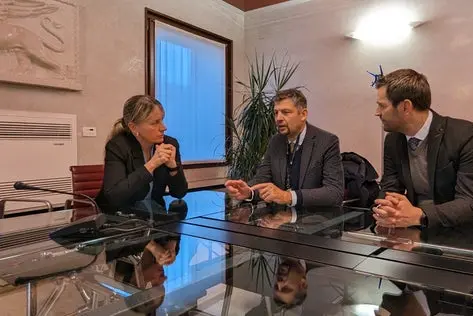 Prags und Venedig, die Olympiade im Jahr 2026: Über die Herausforderungen von Südtirol und Venetien und weitere Mobilitätsthemen sprachen (v.l.) Elisa De Berti, Vizepräsidentin des Veneto, Landesrat Daniel Alfreider und Mobilitäts-Ressortdirektor Martin Vallazza kürzlich in Venedig. (Foto: LPA/Ingo Dejaco)