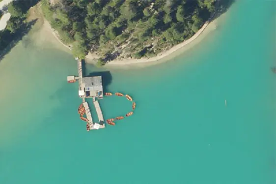 La collaudata regolamentazione del traffico nella Valle di Braies viene prorogata: andrà dal 1° luglio al 15 settembre 2026. L’accesso tra le 9.00 e le 16.00 sarà consentito esclusivamente con i mezzi pubblici, a piedi, in bicicletta o previa presentazione di una prenotazione online valida (disponibile da inizio giugno) o di un permesso di transito. (Foto: Geobrowser Maps)