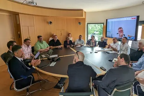 Um über die Neuausschreibung der Bahndienste zu informieren, hat sich Mobilitätslandesrat Daniel Alfreider kürzlich mit den Vertretungen der Gewerkschaften aus dem Sektor öffentlicher Nahverkehr getroffen. (Foto: LPA/Ingo Dejaco)