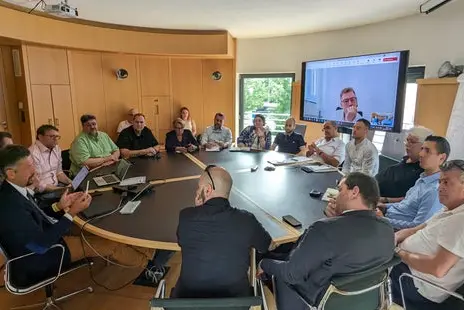 Um über die Neuausschreibung der Bahndienste zu informieren, hat sich Mobilitätslandesrat Daniel Alfreider kürzlich mit den Vertretungen der Gewerkschaften aus dem Sektor öffentlicher Nahverkehr getroffen. (Foto: LPA/Ingo Dejaco)
