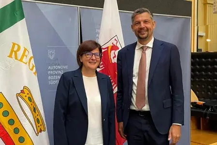 Regionalassessorin Debora Ciliento (Apulien) und Landesrat Daniel Alfreider beim Gespräch über Bahnverbindungen beim Treffen in Bozen. (Foto: LPA/Ingo Dejaco)