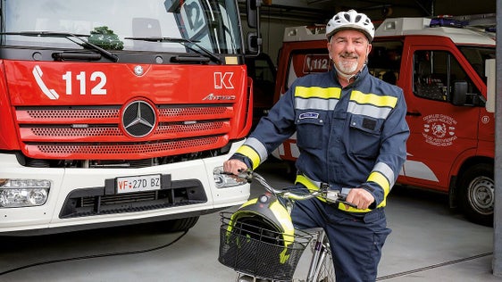Feuerwehrmann auf Fahrrad (Foto: Freiwillige Feuerwehr/STA)