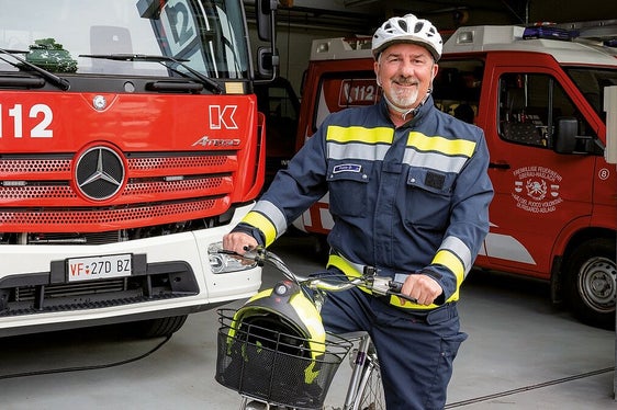 Feuerwehrmann auf Fahrrad (Foto: Freiwillige Feuerwehr/STA)