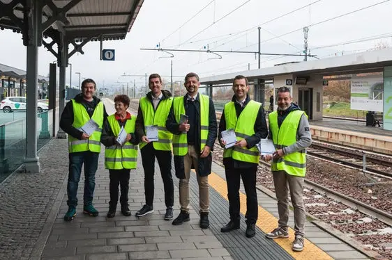 Al lavoro per realizzare una rete ferroviaria più moderna e più efficiente: da destra il direttore generale di STA - Strutture Trasporti Alto Adige SpA Joachim Dejaco, il direttore del Dipartimento Infrastrutture e Mobilità Martin Vallazza, l'assessore provinciale Daniel Alfreider, Massimiliano Valle (STA), una collaboratrice ed un collaboratore addetti al volantinaggio. (Foto: STA/Ivan Brentegani)