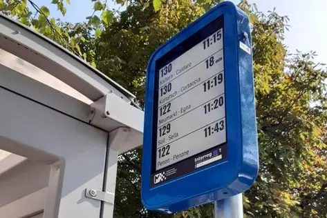 Wie auf dem E-Book: Die elektronischen Papierdisplays zeigen auf Deutsch und auf Italienisch Echtzeitdaten zu den Busverbindungen an, bald auch an zwölf Haltestellen in Meran. (Foto: LPA/Sta)