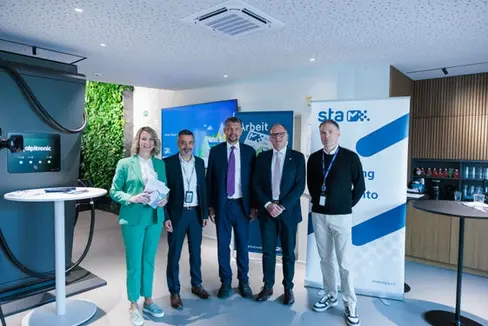 Nella mattinata di martedì 14 ottobre sono stati presentati i vantaggi del nuovo Fix 365 Pass per aziende. Nella foto, da sinistra: Verena Schnitzer (capo progetto di STA), Joachim Dejaco (direttore generale di STA), Daniel Alfreider (vicepresidente e assessore alla Mobilità della Provincia autonoma di Bolzano), Sandro Pellegrini (presidente di Südtiroler Wirtschaftsring-Economia Alto Adige), Andreas Rogger (CHRO-Chief Human Resources Officer di Alpitronic) al termine della conferenza stampa. (Foto: USP/STA/Ivan Brentegani)