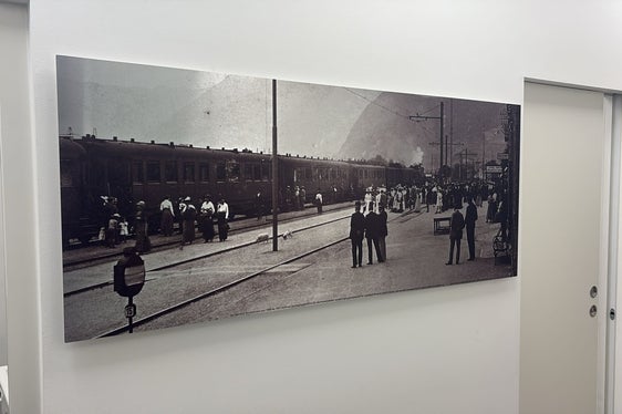 Besonderes Augenmerk wurde auf den Erhalt des aus der Zeit der österreichisch-ungarischen Monarchie stammenden Gebäudes gelegt. Im Bild ein historisches Foto des Bahnhofs Bruneck, das in der neuen Struktur zu sehen ist. (Foto: LPA/Ressort für Infrastrukturen und Mobilität)