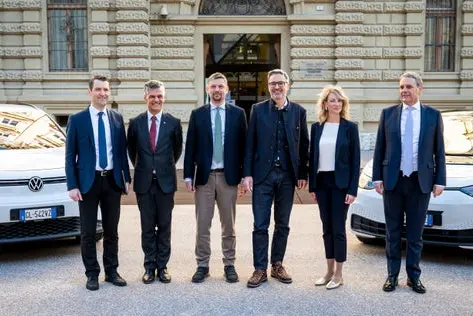 Da sinistra, il direttore del Dipartimento Mobilità e Infrastrutture Martin Vallazza, il consigliere provinciale Harald Stauder, l'assessore provinciale alla Mobilità e Infrastrutture Daniel Alfreider, il presidente della Provincia Arno Kompatscher, la green mobility project manager di Sta Verena Schnitzer e il direttore generale di Alperia Luis Amort. (Foto: USP/Fabio Brucculeri)