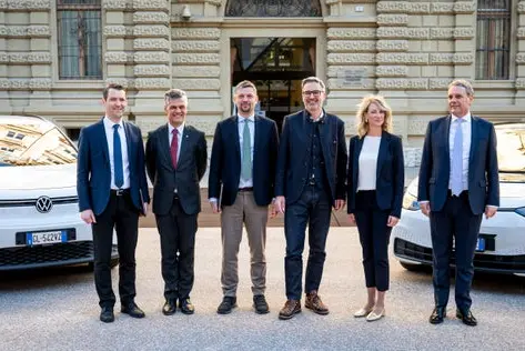 Von links: der Direktor des Mobilitäts- und Infrastrukturresorts Martin Vallazza, der Landtagsabgeordnete Harald Stauder, der Landesrat für Mobilität und Infrastrukturen Daniel Alfreider, der Landeshauptmann Arno Kompatscher, die Green Mobility Projektmanagerin von Sta Verena Schnitzer und der Generaldirektor von Alperia Luis Amort. (Foto: LPA/Fabio Brucculeri)