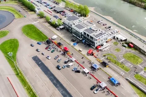 Am 12. April hat im Safety Park in Pfatten der E-Drive Day 2026 stattgefunden. Mehr als 1.000 Besucherinnen und Besucher informierten sich vor Ort über verschiedene Formen der Elektromobilität und nutzten die angebotenen Testmöglichkeiten. (Foto: STA/Ivan Brentegani)