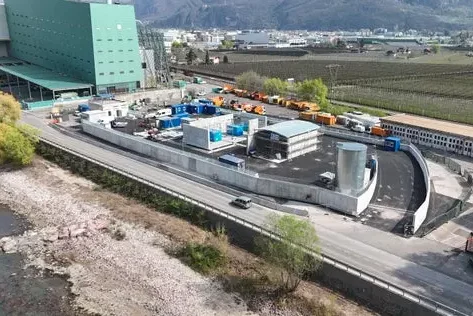 La Giunta provinciale ha autorizzato, nella seduta di venerdì 10 aprile, la costituzione di una società di scopo nell’ambito del progetto Hydrogen Adige Valley, iniziativa strategica per la generazione di energia e la decarbonizzazione del trasporto pubblico locale. Nella foto, il sito in cui sorgerà l'impianto per la produzione di idrogeno a Bolzano sud. (Foto: USP/SASA SpA)